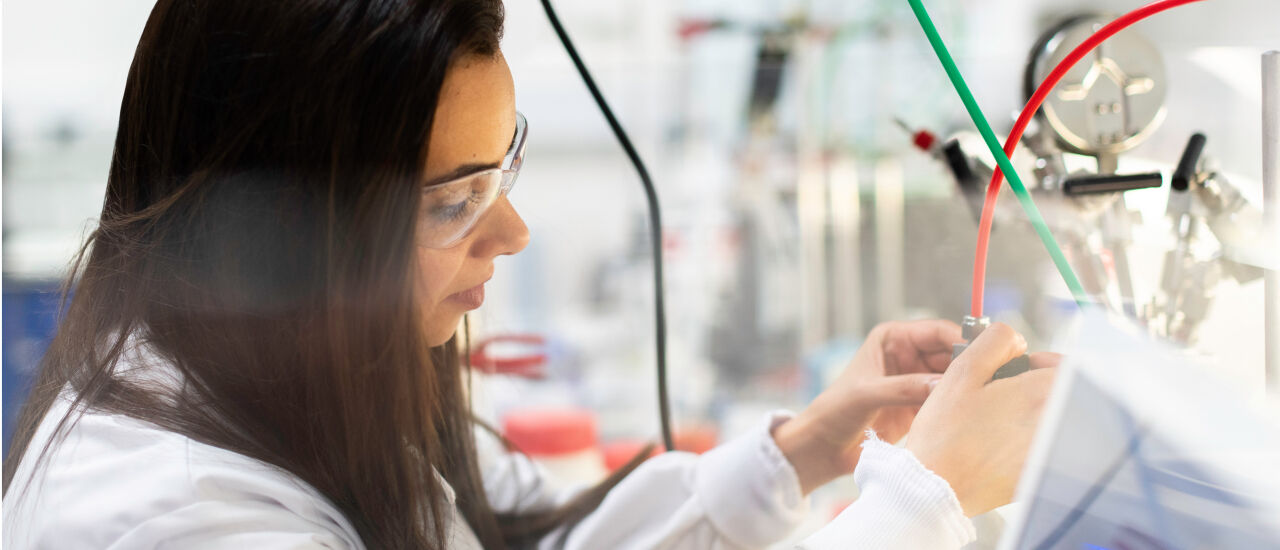 Fotografía de una mujer realizando pruebas de laboratorio.